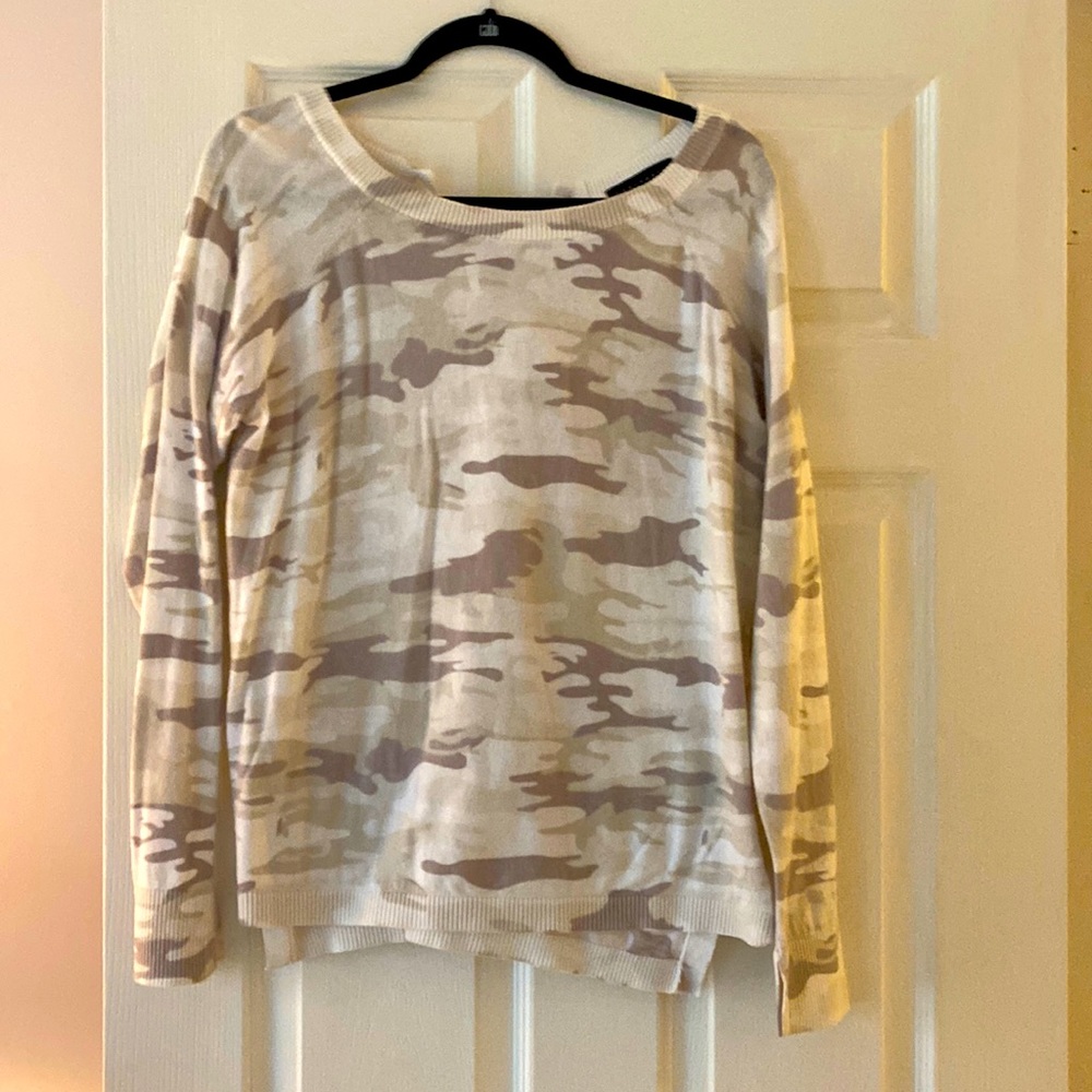Cute and comfy light weight sweater. Size M.